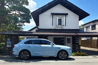 東京から往路約500kmのドライブを終え、蔵造りの金山町商工会前に到着した「ベントレー・ベンテイガ ハイブリッド」。この時点でも筆者の疲労度はゼロに等しかった。