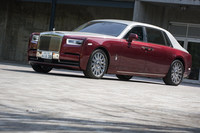 新型「ファントム」には、従来モデルのものより約30％剛性が高く、また4WDのドライブトレインにも対応した新世代プラットフォーム「アーキテクチャー・オブ・ラグジュアリー」が用いられている。