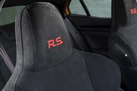 前席スポーツシートはヘッドレスト一体型で、「R.S.」ロゴの刺しゅうが施されている。