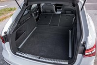 リアシートの背もたれは、荷室左右にあるレバーを使用してワンタッチで前方に倒すことができる。背もたれをすべて倒すとほぼフラットな荷室床面となり、荷室最大容量は1680リッターに達する。