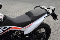 「790アドベンチャー」のシート高は、830mmまたは850mmに調整可能。オプションのシートやローダウンキットを選択することで800mm、865mmにも変更できる。