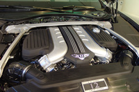 2つのターボを備える6リッターW12エンジン。最高出力635ps、最大トルク900Nmを発生する。