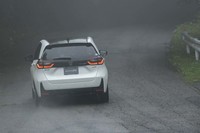 ホームコースである群馬サイクルスポーツセンターを行く「フィット モデューロX」。風洞実験などを取り入れつつも、人の感覚を重視してつくり込まれている。