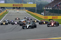 スタートでトップを守ったポールシッターのハミルトン（写真先頭）に、2番グリッドのベッテル（同その右）が食らいついた。（Photo=Ferrari）