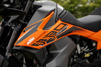 ラインナップのなかでのポジションは、既存の「790アドベンチャー」の後継を担うミドルクラスモデルとなる。