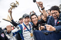 2017年のレッドブル・エアレースでシリーズチャンピオンに輝いた室屋義秀選手（中央左）と、室屋選手を祝福するレーシングドライバーの佐藤琢磨選手（中央右）。（Joerg Mitter/Red Bull Content Pool）