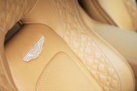 バックレストの上部には、アストンマーティンウイングの刺しゅうが入る。