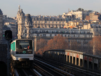 セーヌ川を渡るパリ地下鉄6号線。全区間約13kmのうち、半分弱の6kmが地上である。
