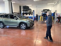 ニコロさん（写真）とリッカルドさんが親子でツアーをしてくれた。彼らのもとで働くメカニックは4人。引っ越しには、整備機器の専門業者の助けも借りて、約10日を要したという。