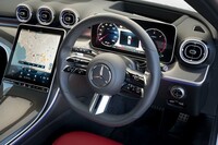 「AMGライン」による「AMGスポーツステアリング」は、3本のスポークがすべて2分割されているのが特徴（6スポーク？）。サイド部分のリムにはパンチングレザーが巻かれる。