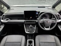 車内は、細身のAピラーや低くワイドなインストゥルメントパネルで、良好な視界を確保。