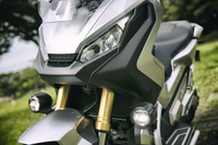 ヘッドランプは2眼式。「X-ADV」では、ウインカーやテールランプを含むすべての灯火類にLEDが採用されている。