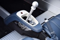 あえてメカニズムの一部を露出させたシフトレバーは、視覚的にもクルマ好きをよろこばせる。