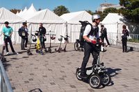 電動キックボードやLMWテクノロジーを使った三輪モビリティー「ヤマハ・トリタウン」（写真右）なども体験できる。