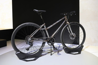 ベース車両となったクロスバイク風の「Y-00B：Base」。フレーム、バッテリーやドライブユニットなどは「Y-00B：Bricolage」と共通。