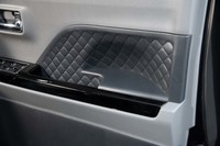 ドアの内張には斜め格子柄をかたどったパネルが装着される。