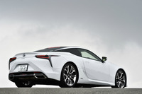 3方向に伸びたフルLEDのリアコンビランプが特徴的なリアビュー。試乗車のボディーカラーはホワイトノーヴァガラスフレーク。