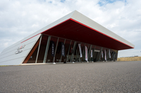 グランドライブの建屋の前には各ブランドののぼり旗がはためいている。日産車以外がこの施設に入るのは極めて異例だという（日産が研究開発用に購入したクルマは走っていると思うが）。