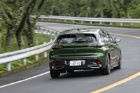 プラットフォームは旧グループPSA系のラージクラス用である「EMP2」。同じプジョーの「508」だけでなく、フランスの次期大統領専用車になる予定の「DS 9」にも使われている。