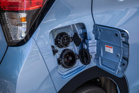 右リアフェンダーに充電口を配置。バッテリーはAC200V／14.5Aの普通充電と、出力30kWまでの急速充電（CHAdeMO規格）に対応している。