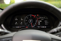 メーターは両グレードともにフルデジタルだが、ライバル車に見られるようなナビ画面の表示機能はない。走行モードに応じて表示内容やデザインが切り替わる。