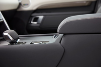 ランドローバーのSUV「ディスカバリー」がマイナーチェンジ　新型の直6エンジンを搭載の画像