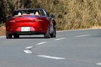 コーナリング関連では、デュアルピニオン式のステアリング機構にも改良を実施。アシスト機構の接点をラックエンド側に移動してラックエンドのブッシュを排することで、微舵領域のレスポンスを改善させた。