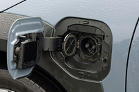 充電口は左右のフロントフェンダーパネルに配置。150kWという高出力の急速充電にも対応している。