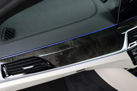 ダッシュボードやドアパネルには、廉価グレードの「523i」を除き、カラーLEDを用いたアンビエントライトが装備される。