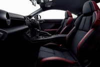 ウルトラスエードと本革のコンビネーション表皮で仕立てられた「STI Sport」のフロントシート。サイドサポート部分に「STI」のロゴがあしらわれる。ドアトリムもシートと同じブラックとボルドーでカラーコーディネートされる。
