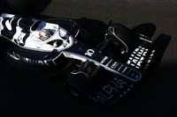 海沿いの全開区間を除けば90度ターンなど中低速が続くバクーは、高速ターンを苦手とするアルファタウリにとっては上位入賞が見込めた場所。実際、ピエール・ガスリー（写真）が予選6位から5位入賞と今季最高の戦績を記録したのだが、8番グリッドからスタートした角田裕毅は、リアウイングのフラップの破損というトラブルに見舞われ13位となり、上位入賞のチャンスを逃してしまった。（Photo=Getty Images / Red Bull Content Pool）