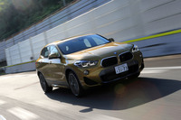 「BMW X2」は同じBMWの「X1」や「2シリーズ アクティブツアラー」、さらには「MINIクロスオーバー」などとも同じ「ULK2」プラットフォームを採用する。