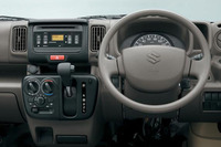 「エブリイPCリミテッド」のインストゥルメントパネルまわり。