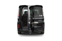 5代目モデルが装備していた「わくわくゲート」は左右2分割で横向きに開くのが特徴だった。