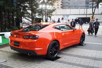 テールライトもLEDとなり、こちらは「カマロ」伝統の“デュアルエレメントデザイン”を採用している。写真は「カマロSSローンチエディション」。
