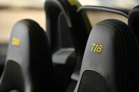 ヘッドレストにステッチされた「718」のロゴ。