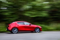 塊から削り出したようなエクステリアデザインが特徴といえる「ファストバック」。マツダは「“魂動デザイン”を継承した躍動感ある力強いフォルム」と説明している。