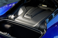 メルセデスAMG由来の2リッター4気筒ターボエンジンは最高出力406PS、最大トルク480N・mを発生。エンジンルームの後方に容量151リッターのトランクが備わっている。