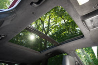 充実した装備も「XT5」の特徴。「ラグジュアリー」「プラチナム」ともに、メモリー機能付きフロントパワーシートや、サンシェード付きの電動サンルーフなどが標準で採用されている。