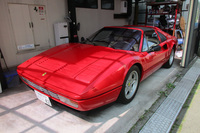 “赤い玉号”では、黒いタルガトップが微妙にボディーラインを崩している。