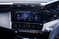 ChatGPTが内蔵された、音声コマンドで各種操作が行えるインフォテインメントシステム「iコネクトアドバンスト」を搭載。センターコンソールの10インチタッチスクリーンの下に、デジタルショートカット機能が備わる「iトグル」が配置されるのも「408」の特徴だ。