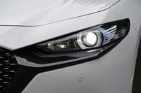 今回の改良ではアダプティブLEDヘッドライトの機能もアップデート。「CX-60」などと同じく、歩行者などを明るく照らす「マーキングライト」機能や、ハイビーム時に前方の車両や標識への照射を抑える「グレアフリー標識反射減光」機能が追加された。