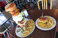 写真左の「福生2ポンド ビッグタワーバーガー」の高さは30cm以上！ 右の「ナイアガラ チーズバーガー」も人気。