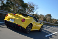 2014年のジュネーブショーで世界初公開された「アルファ・ロメオ4Cスパイダー」。日本では、2015年の東京モーターショーで初披露された。