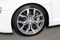 10スポークYデザインのアルミホイール。フロントは235/35R19、リアは295/30R19のタイヤを履く。