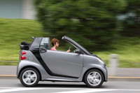 「BRABUS」モデル以外では初めてとなる1リッター直3ターボエンジンを搭載。最高出力84ps/5250rpm、最大トルク12.2kgm/2000-4750rpmを発生する。NAエンジンと比べて13ps、2.8kgmのアップだ。ターボモデルにはアイドリングストップ機構は装備されず、JC08モード燃費は18.0km/リッター。