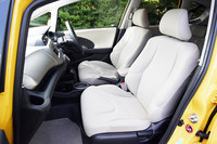 「フィットハイブリッド」のインテリアは、ボディーカラーによってブラックまたはベージュが組み合わされる。
    