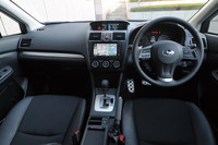 運転席まわりの様子。ウインドシールドを前進させつつ水平基調のデザインを採用することで、前後方向・左右方向ともに広さを感じられるようにしたという。