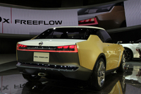 5ナンバーサイズにおさまる、黄金比率のプロポーション。「大柄なアメリカ人が楽に座れるよう、などと考えると車高が10cmくらい高くなり、プロポーションが崩れてしまう」とデザイナー氏は語っていた。
    