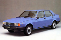 こちらは直線的なデザインが特徴の2代目。初代の登場から23年後の1977年に発売された。